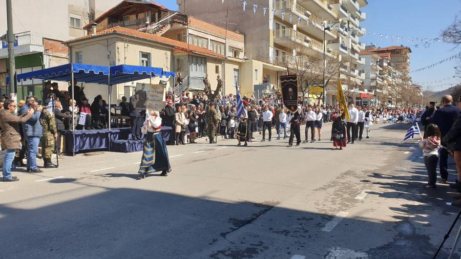 ΓΡΕΒΕΝΑ: Εορταστικές εκδηλώσεις 25ης Μαρτίου – Παρέλαση μαθητών και κατάθεση στεφάνων  (VIDEO)
