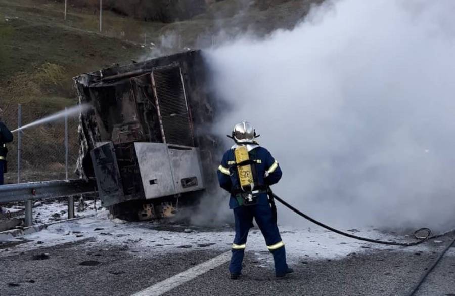 Φωτιά σε φορτηγό στην Εγνατία (φωτο)