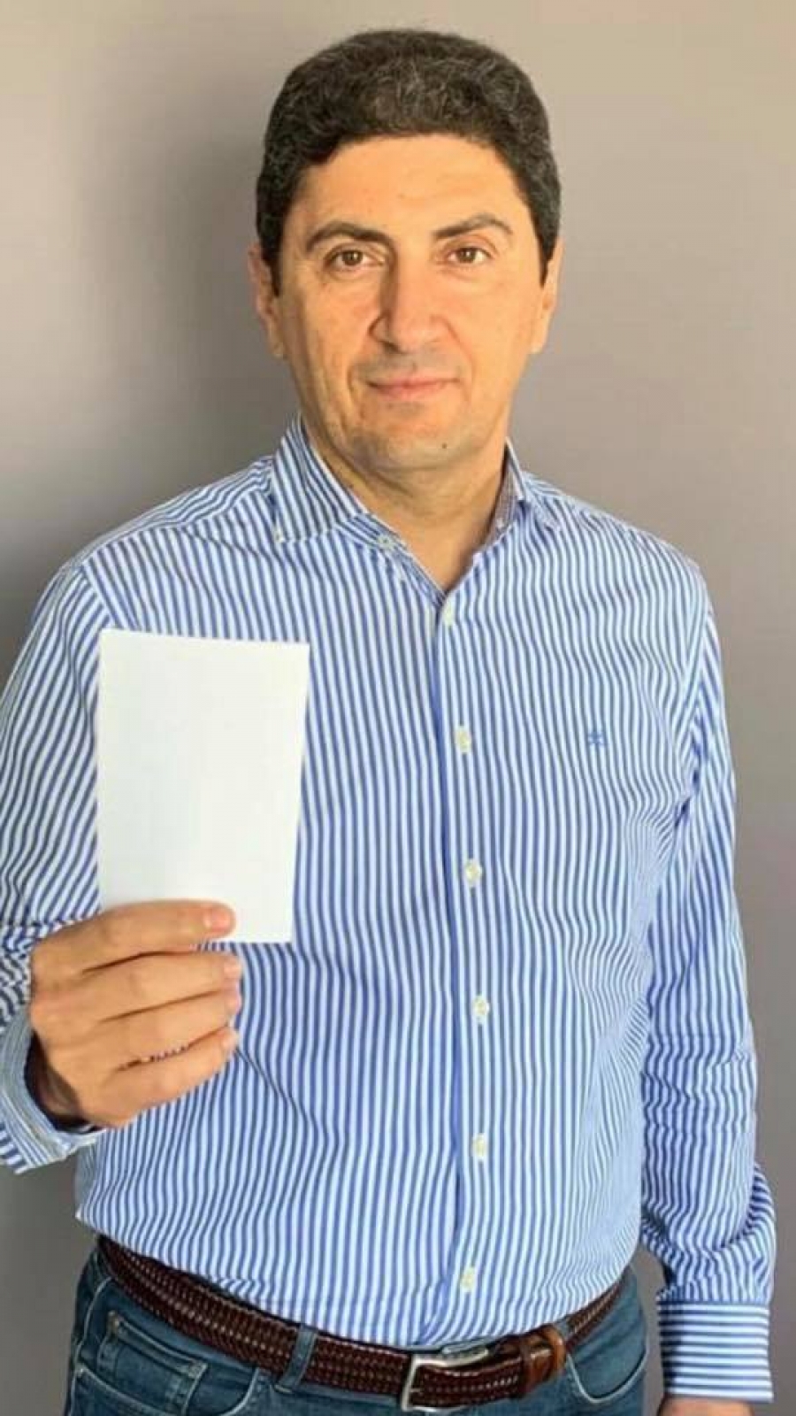 Η «λευκή κάρτα» (white card) του Υφυπουργού Αθλητισμού, Λευτέρη Αυγενάκη