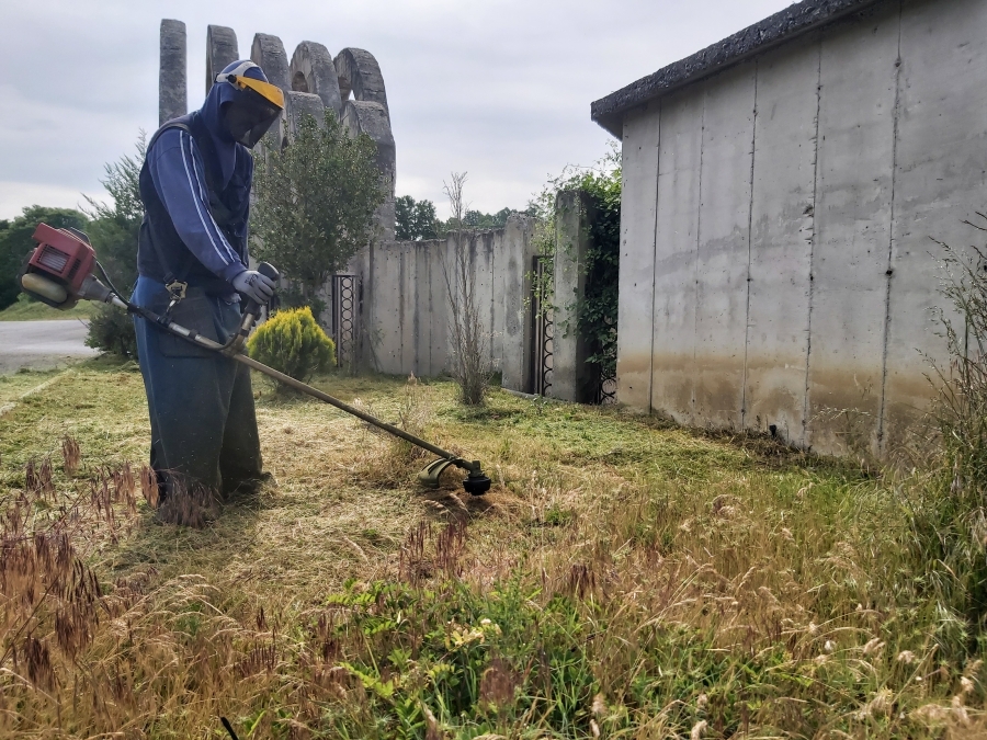 Δήμος Γρεβενών: Εργασίες Καθαρισμού στο Δημοτικό Κοιμητήριο