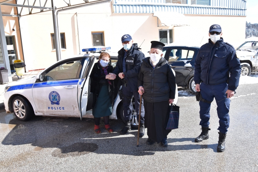 Αστυνομικοί του Αστυνομικού Τμήματος Γρεβενών και του Τμήματος Τροχαίας Φλώρινας, παρείχαν συνδρομή σε πολίτες, ώστε να μεταβούν με ασφάλεια σε εμβολιαστικά κέντρα