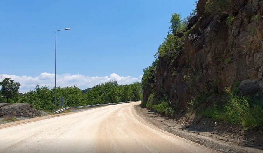 Με εντατικούς ρυθμούς οι εργασίες αποκατάστασης του οδοστρώματος στην Εθνική Οδό Γρεβενών – Τρικάλων. (VIDEO)