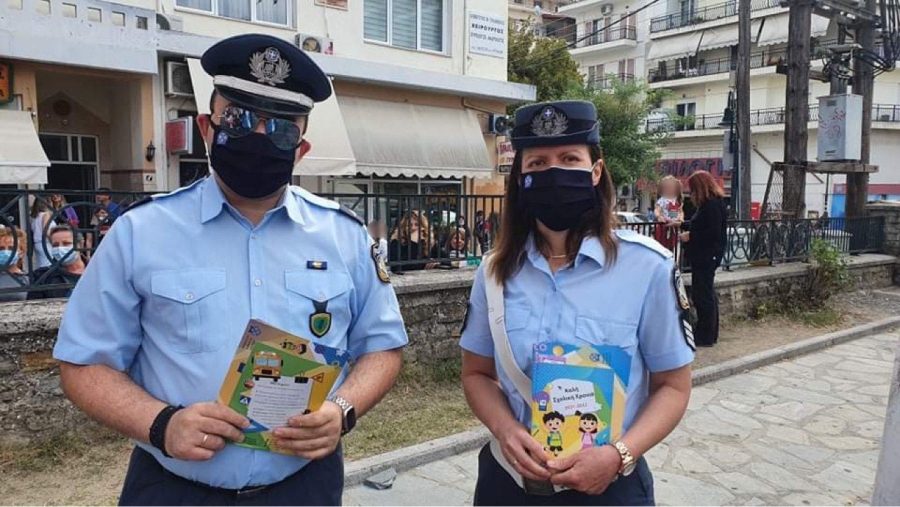 Ενημερωτικά φυλλάδια από τροχονόμους σε μαθητές Δημοτικών Σχολείων και γονείς σε περιοχές της Δυτικής Μακεδονίας