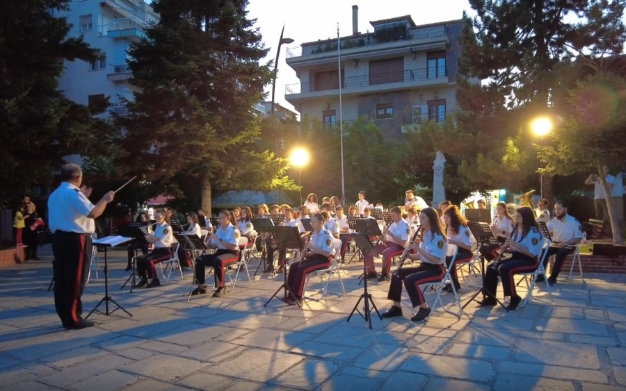 Συναυλία Φιλαρμονικής ορχήστρας Δήμου Εορδαίας “Αριστοτέλης” στην κεντρική πλατεία των Γρεβενών (VIDEO)