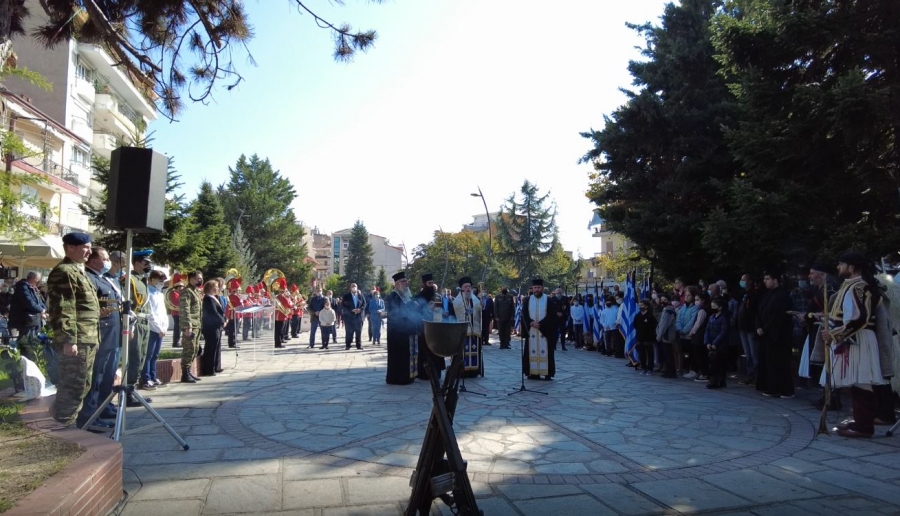 Κατάθεση στεφάνων και Πανηγυρικός της ημέρας στην κεντρική πλατεία Αιμιλιανού (VIDEO)