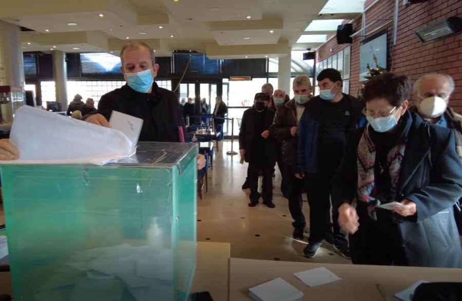 ΓΡΕΒΕΝΑ: Χωρίς προβλήματα η εκλογική διαδικασία για την ανάδειξη νέου προέδρου στο ΚΙΝΑΛ (VIDEO)