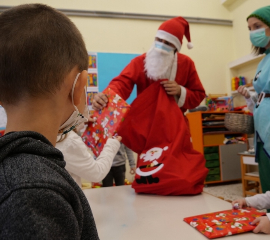 Δήμος Γρεβενών: Δώρα και ευχές μοίρασε ο Άγιος Βασίλης στα παιδιά του Ειδικού Σχολείου και του 2ου Νηπιαγωγείου