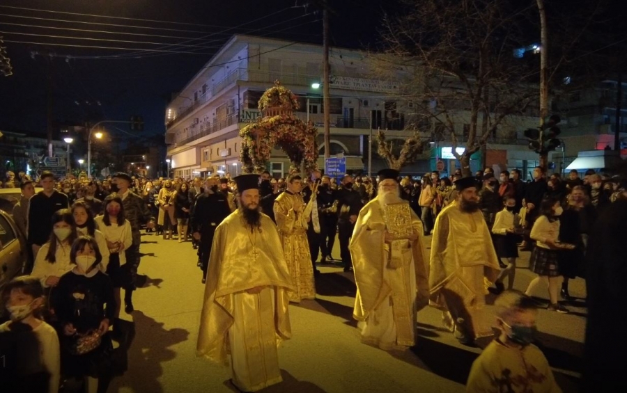 Πλήθος πιστών στην περιφορά του Επιταφίου στα Γρεβενά (VIDEO)