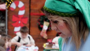 Χριστουγεννιάτικες παιδικές δράσεις στα ξύλινα σπιτάκια της Πλατείας Αιμιλιανού (Φωτογραφίες)