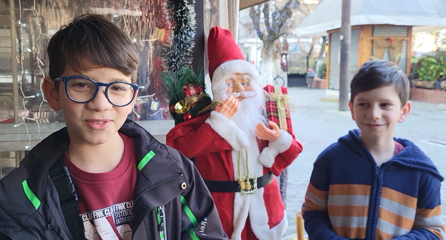 «Να τα πούμε;» Πρωτοχρονιάτικα κάλαντα – Πρωταγωνιστές τα μικρά παιδιά