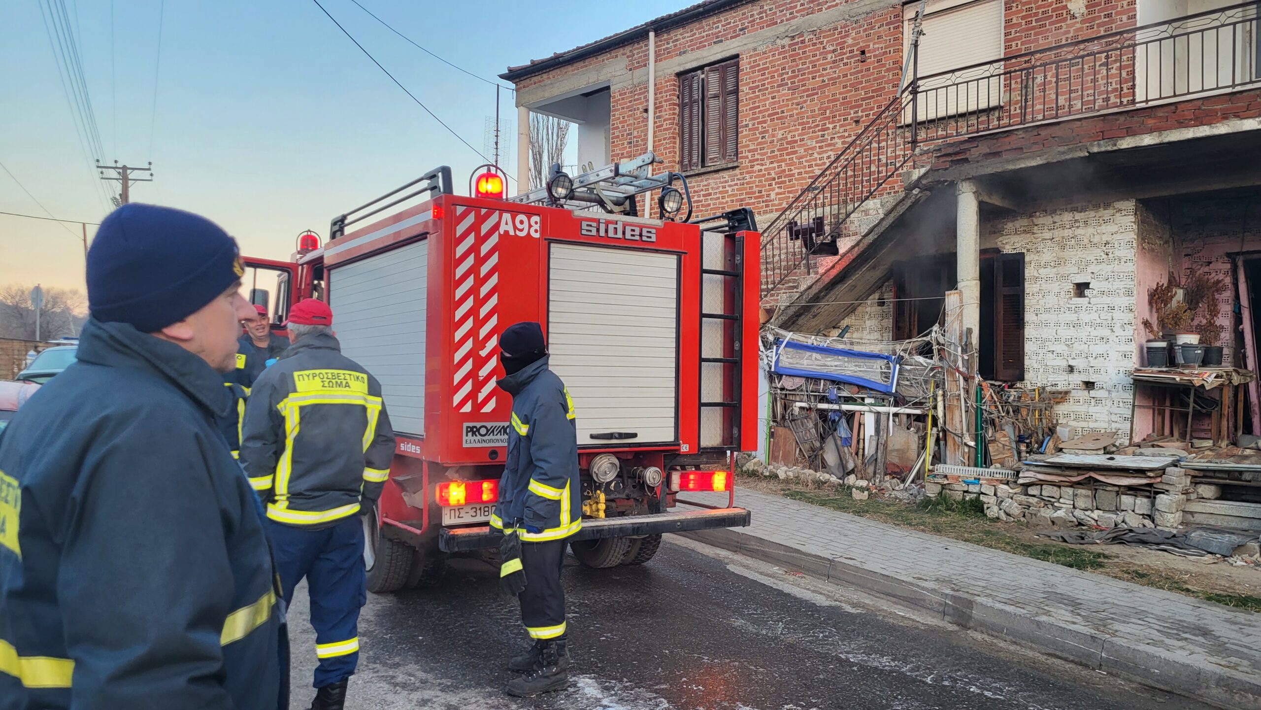 Γρεβενά: Φωτιά σε ισόγεια κατοικία – Aνασύρθηκε απανθρακωμένος ένας άνθρωπος (ηλικιωμένος) (Φωτογραφία & Βίντεο)