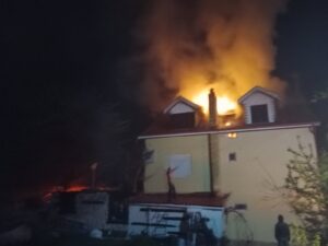 Φωτιά σε στέγη κατοικίας στο χωριό Ζιάκας Γρεβενών (Βίντεο & Φωτογραφίες)