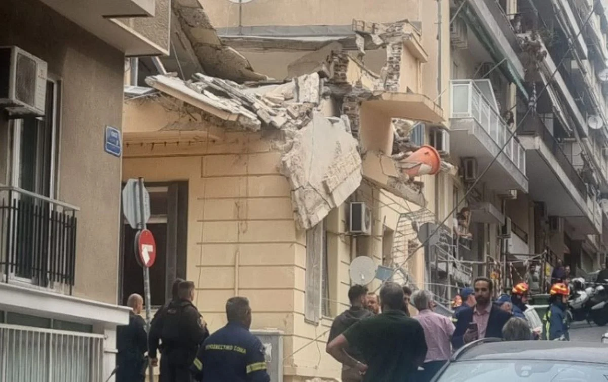 Σοκαρισμένο είναι το πανελλήνιο από την είδηση του τραγικού θανάτου του 31χρονου αστυνομικού από τα Γρεβενά, που σκοτώθηκε κατά την κατάρρευση του κτιρίου στο Πασαλιμάνι 