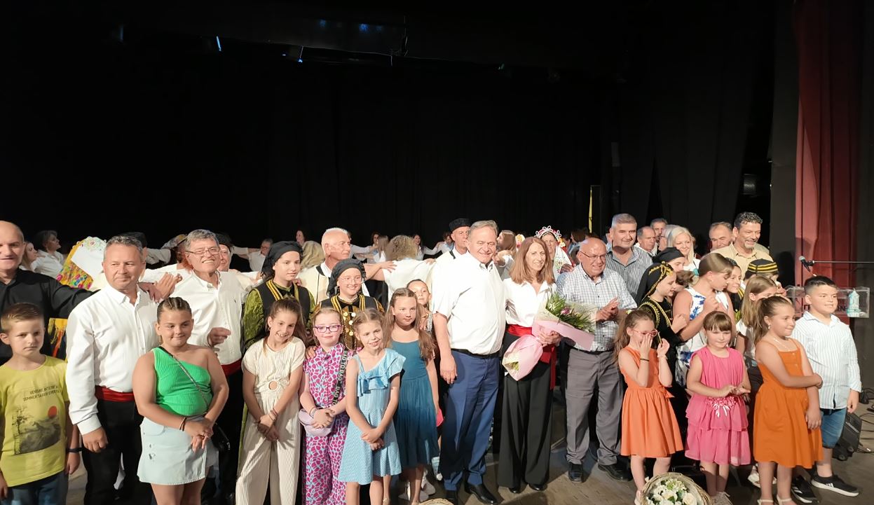 H ετήσια παράσταση του Τμήματος Παραδοσιακών Χορών του Δήμου Γρεβενών:  «Της ψυχής τα συναισθήματα… του χορού τα βήματα» (2 βίντεο-φωτογραφίες)