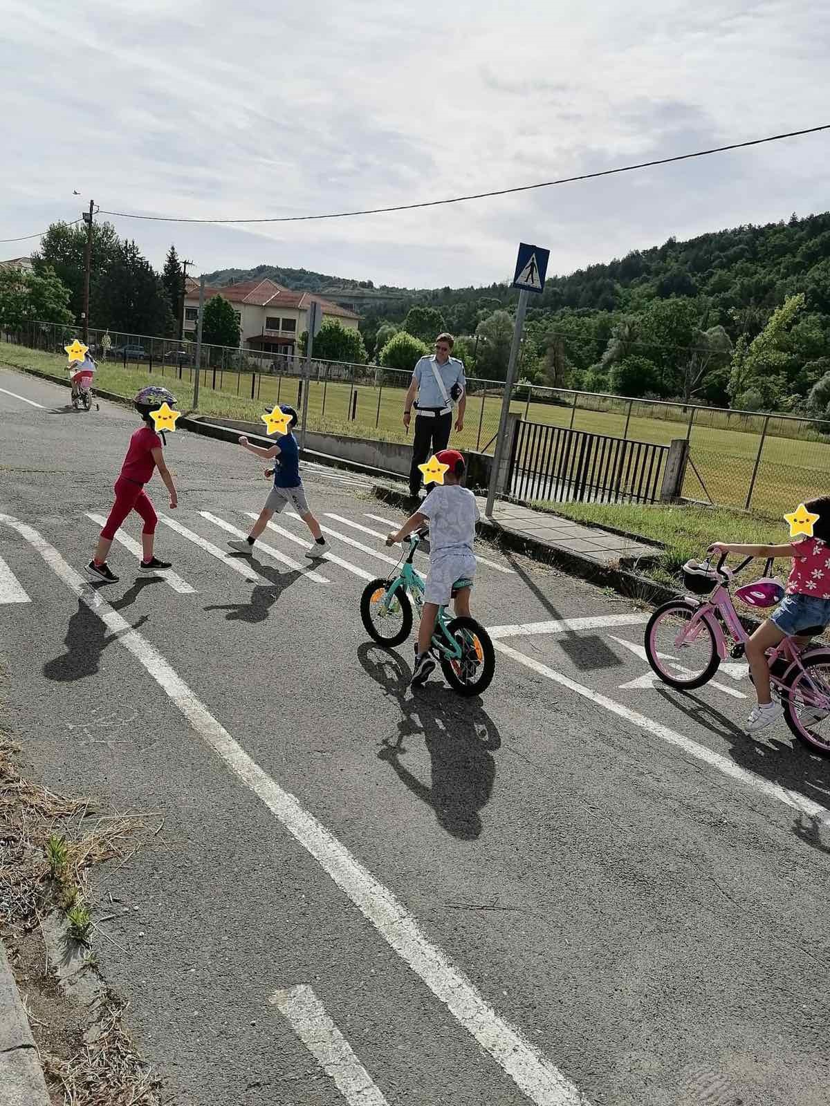 <strong>Συνεχίζονται και τους θερινούς μήνες οι ενημερωτικές διαλέξεις του Τμήματος Τροχαίας Γρεβενών σε μαθητές των Κέντρων Δημιουργικής Απασχόλησης και Παιδικών Σταθμών<em> </em>για την Οδική Ασφάλεια στην πόλη των Γρεβενών<em> </em>με θέμα «Μαθαίνω να κινούμαι με ασφάλεια»</strong>