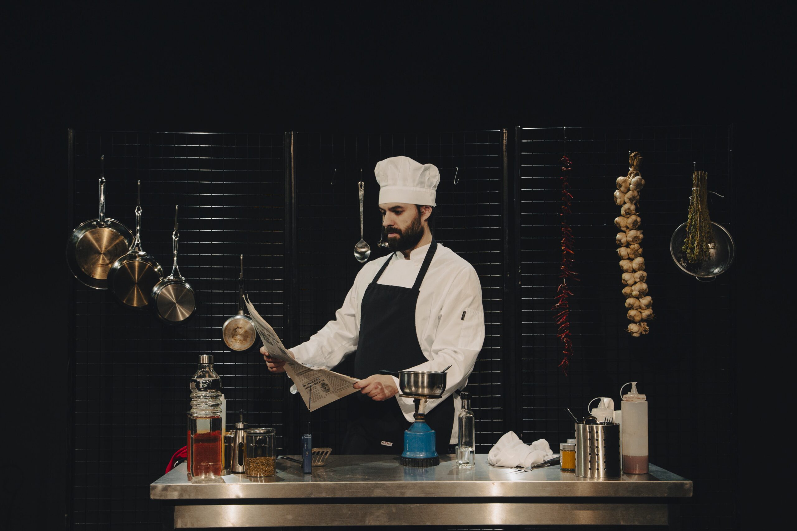 Η sold out βραβευμένη κωμωδία “Παπάγια Μάντολες” του Αντώνη Κρύσιλα για μια μόνο βραδιά στο Θέατρο Καστράκι Γρεβενών.