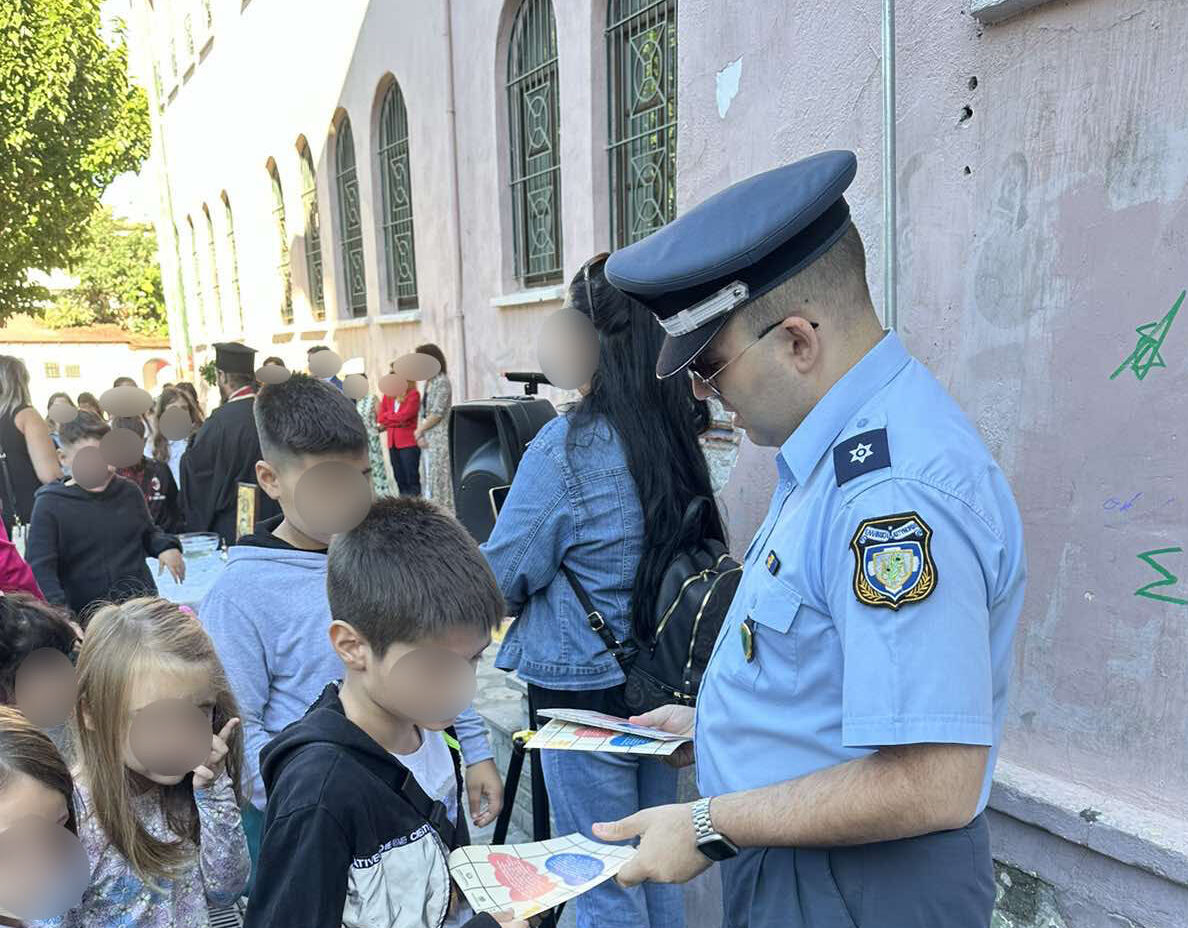 <strong>Ενημερωτικά φυλλάδια τροχαίας και σχολικά προγράμματα με σελιδοδείκτες διανεμήθηκαν σήμερα από αστυνομικούς Υπηρεσιών της Γενικής Περιφερειακής Αστυνομικής Διεύθυνσης Δυτικής Μακεδονίας σε μαθητές Δημοτικών Σχολείων και γονείς</strong>
