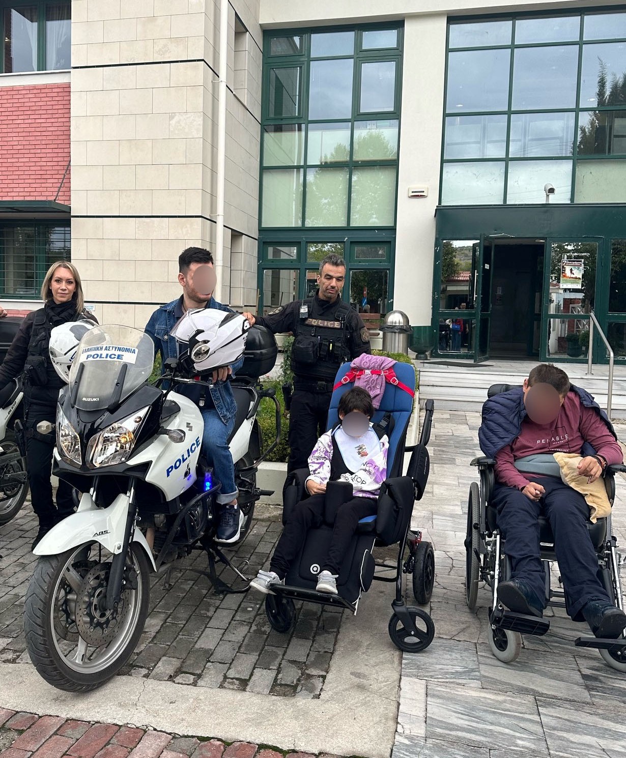 Στο πλαίσιο δράσεων του Κέντρου Διημέρευσης – Ημερήσιας Φροντίδας Ατόμων με Αναπηρία Κοζάνης «Σύμπλευση» πραγματοποιήθηκε επίσκεψη των ωφελούμενων <strong>για το επάγγελμα του αστυνομικού στο Αστυνομικό Μέγαρο Κοζάνης</strong>