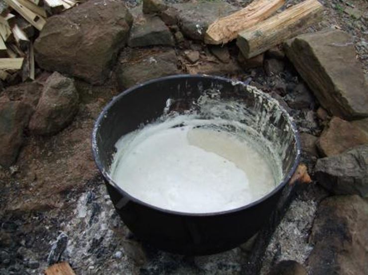 Η στάχτη από ξύλα στο οικολογικό αγροτικό νοικοκυριό.