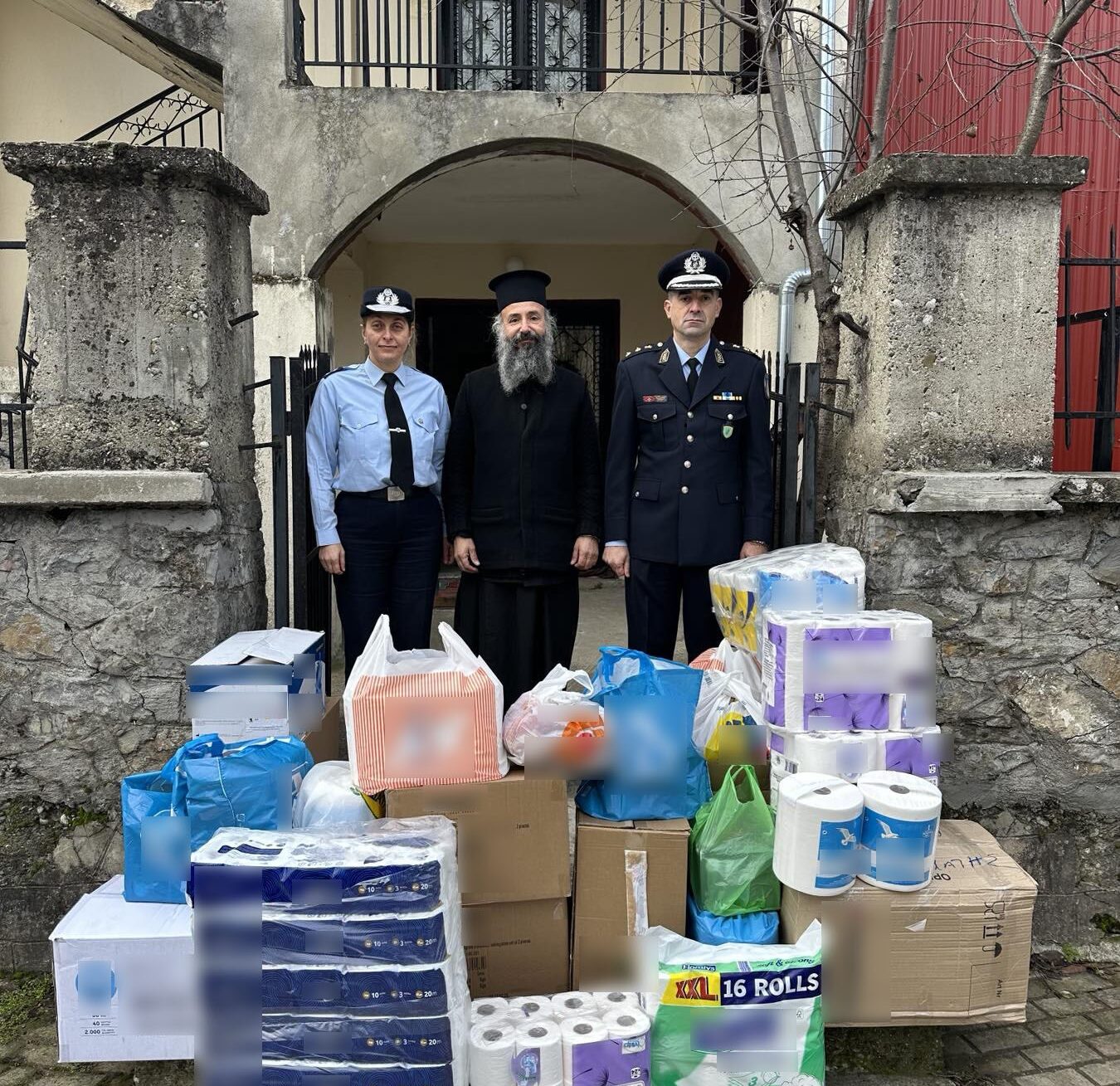 <strong>Στο πλαίσιο εορτασμού των Χριστουγέννων και του Νέου Έτους, οι Αστυνομικές Υπηρεσίες της Δυτικής Μακεδονίας συγκέντρωσαν εθελοντικά διάφορα είδη, τα οποία προσφέρθηκαν σε Ιδρύματα και φορείς</strong>