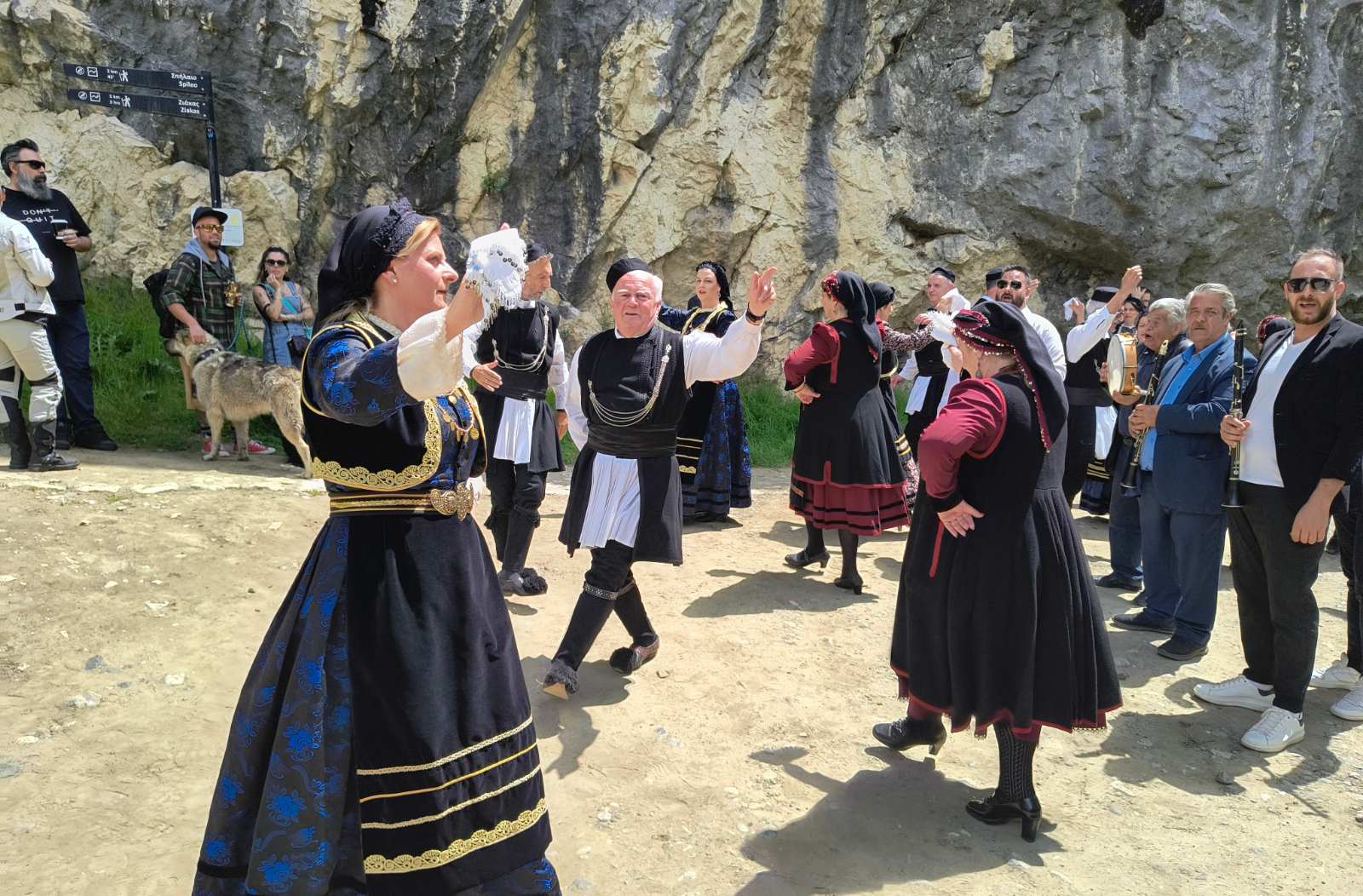 Το χορευτικό τμήμα του συλλόγου Γρεβενιωτών Κοζάνης συμμετείχε στις εκδηλώσεις του συλλόγου “Κυρατζήδων Μονοπάτια” στην Πορτίτσα και στην πλατεία στο Σπήλαιο Γρεβενών (Bίντεο)