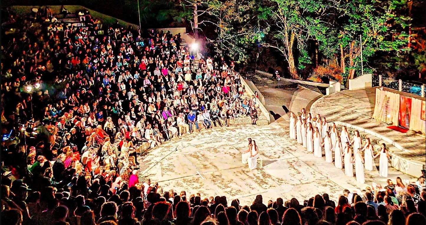 ΕΥΓΕ ΣΤΗ ΘΕΑΤΡΙΚΗ ΟΜΑΔΑ ΕΞ ΑΜΑΞΗΣ