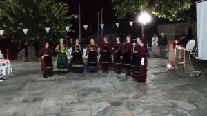 Το χορευτικό τμήμα του συλλόγου Γρεβενιωτών Κοζάνης ο Αιμιλιανός στα Αηδόνια Γρεβενών.