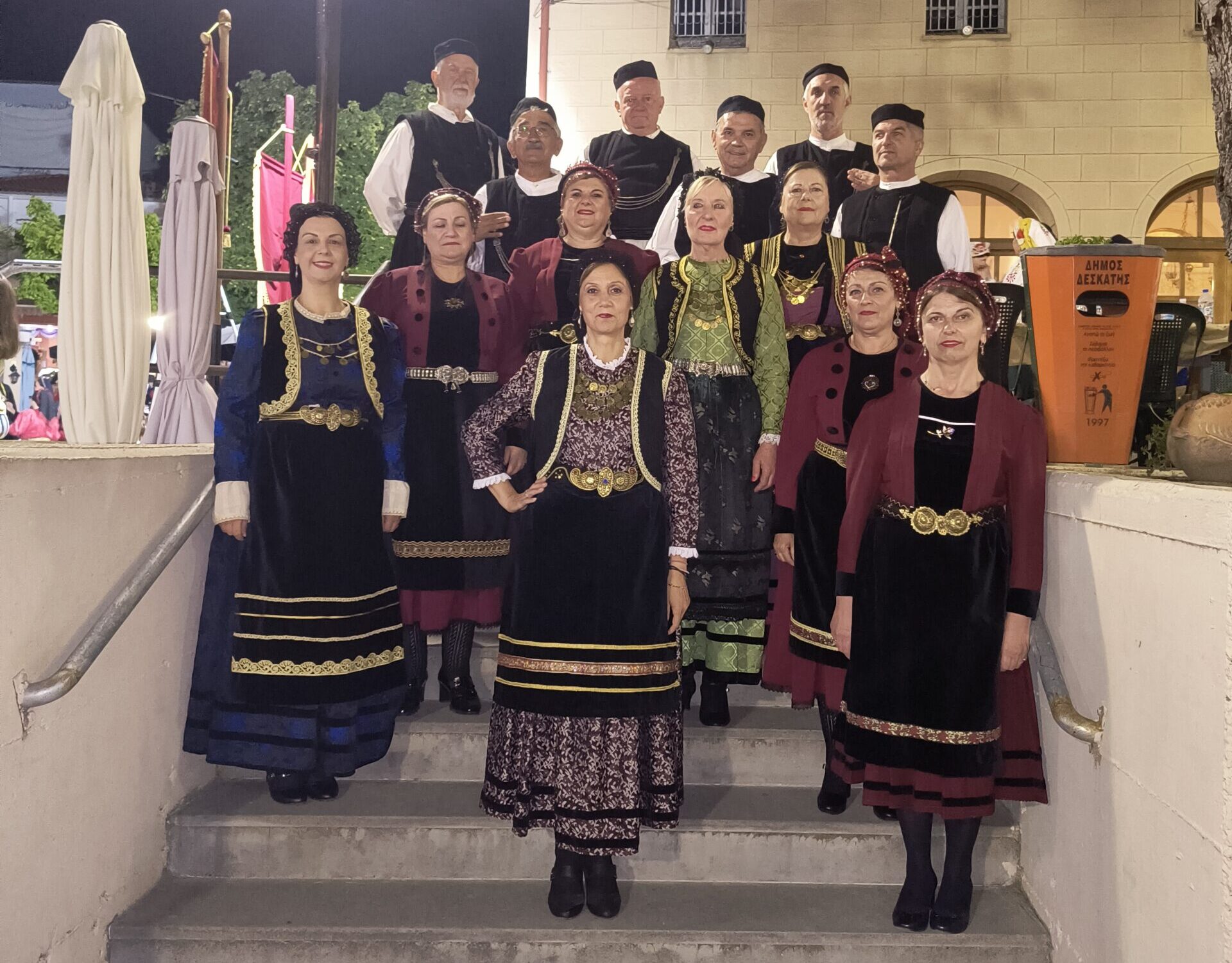 Το χορευτικό τμήμα του συλλόγου Γρεβενιωτών Κοζάνης ο Αιμιλιανός στη Δεσκάτη.