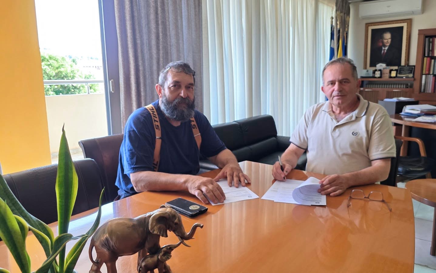 Ιωάννης Τσακνάκης και Ιωάννης Παπατζήκας δίνουν ζωή στους κορμούς του Διοικητηρίου Γρεβενών