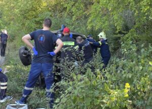 Τροχαίο ατύχημα στο 1ο χλμ. Γρεβενών – Καλαμπάκας – Απεγκλωβίστηκαν 3 άτομα από την πυροσβεστική και μεταφέρθηκαν στο νοσοκομείο Γρεβενών (Φωτογραφίες & Βίντεο)