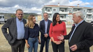 Η επίσκεψη της Υπουργού και της διοίκησης της ΔΥΠΑ στον οικισμό των εργατικών κατοικιών στην Κυρακαλή Γρεβενών (βίντεο)