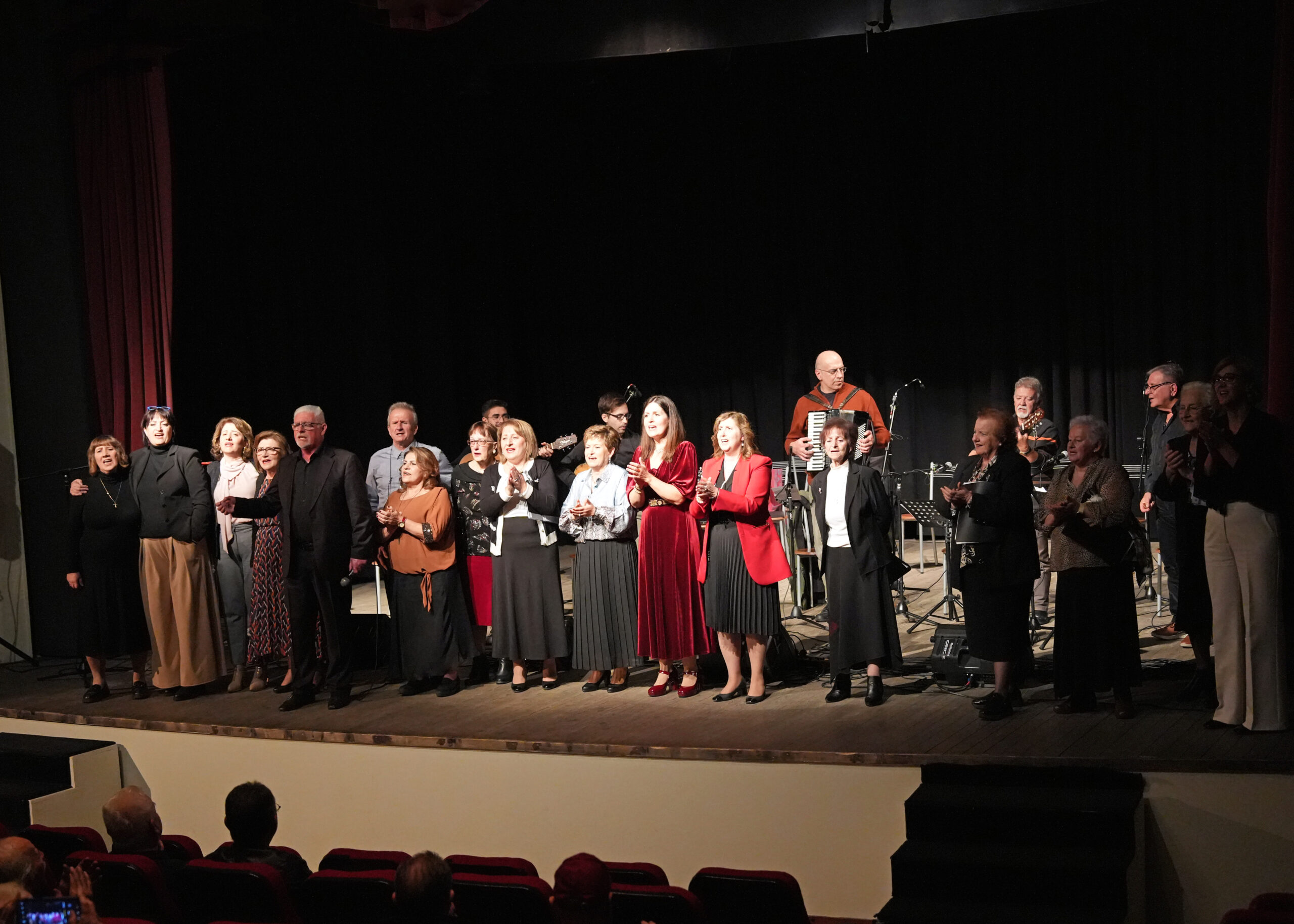 Συννεφιασμένη Κυριακή και Πέφτουν της βροχής οι στάλες…