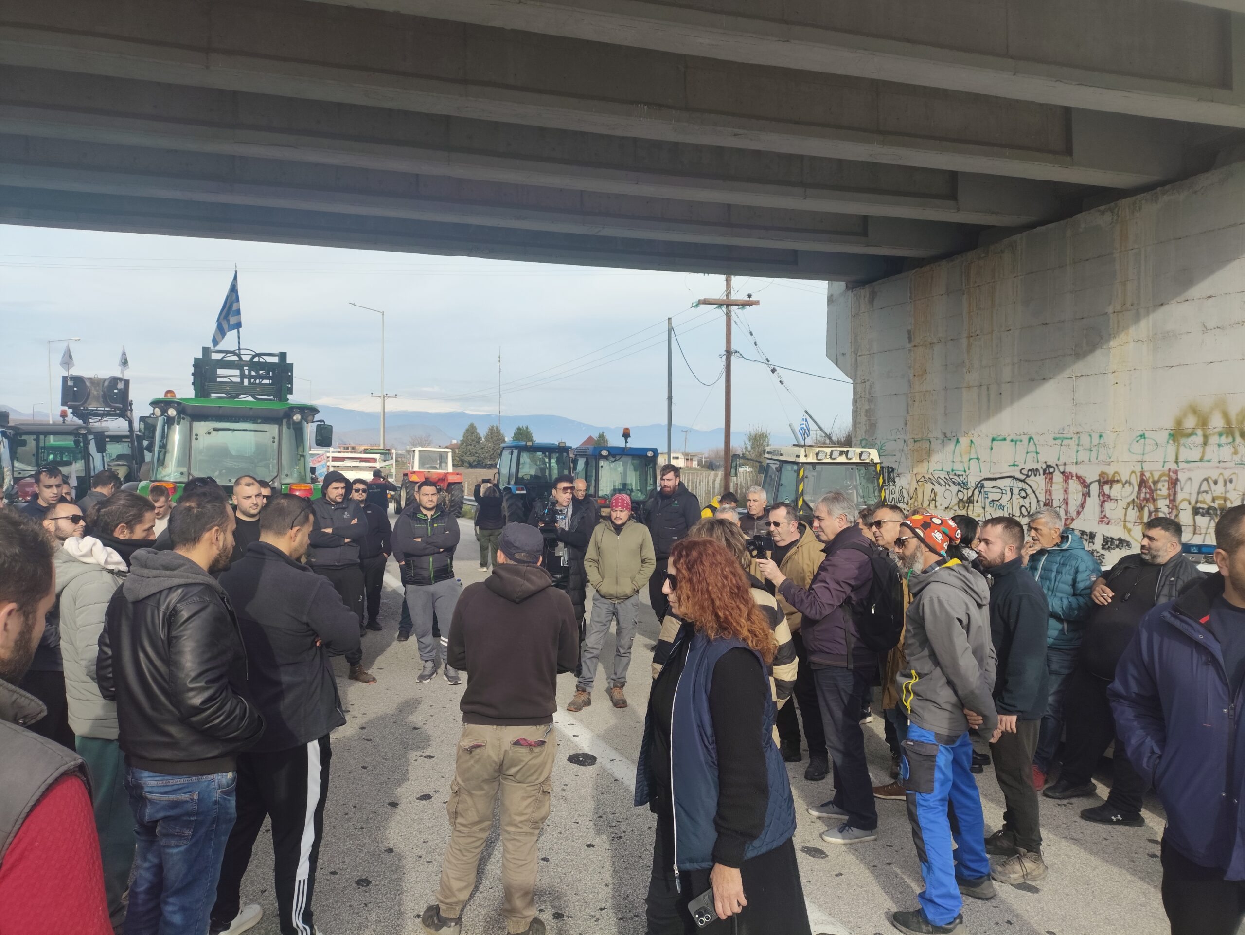 Μπλόκα αγροτών: Κλιμακώνονται οι κινητοποιήσεις