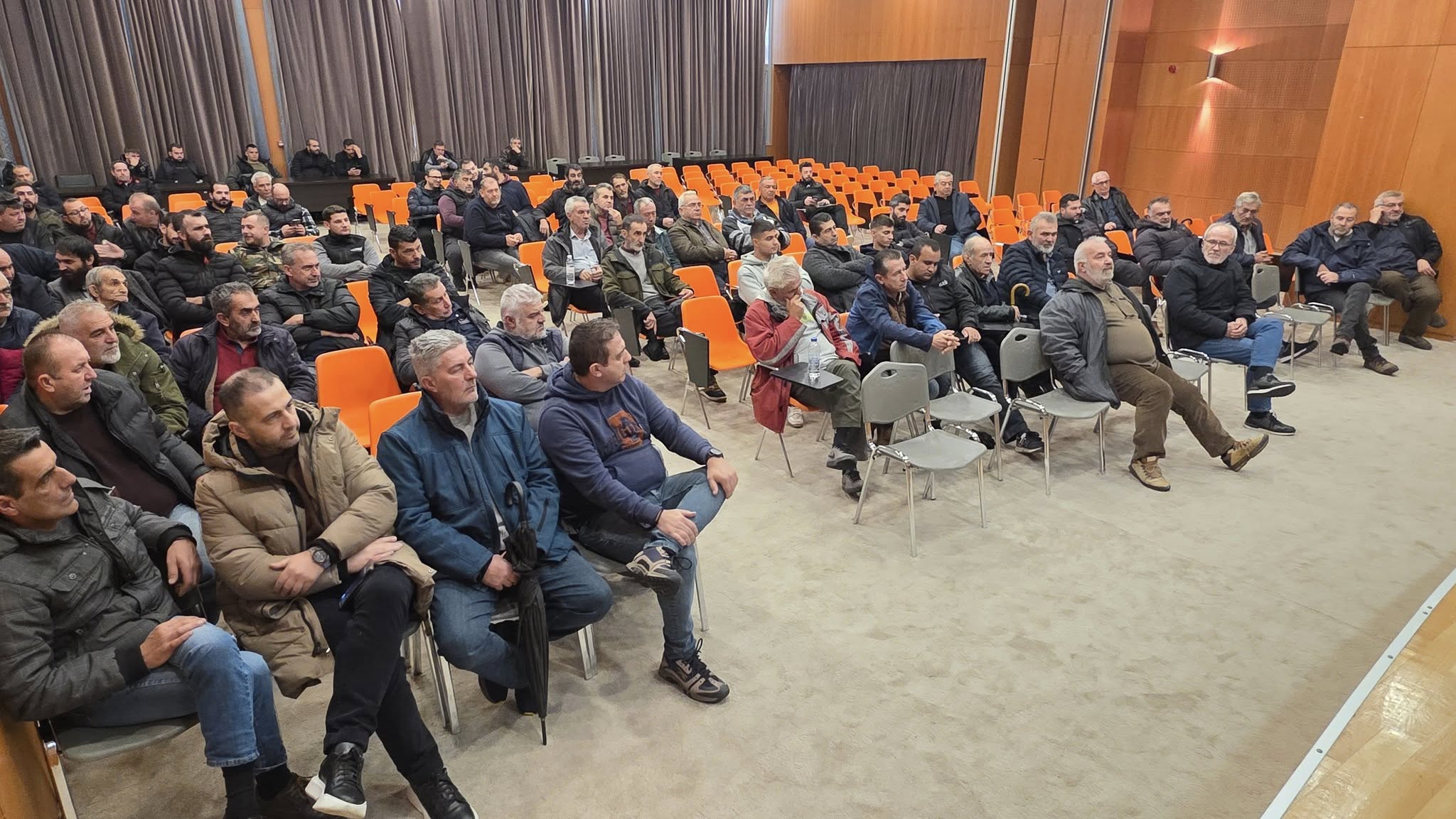 Κλείνουν τον κόμβο της Σιάτιστας οι αγρότες (video)