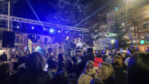 «Ταξίδι στη Χώρα των Ξωτικών»: Το  άναμμα του χριστουγεννιάτικου δέντρου στα Γρεβενά με τον Κώστα Μαρτάκη