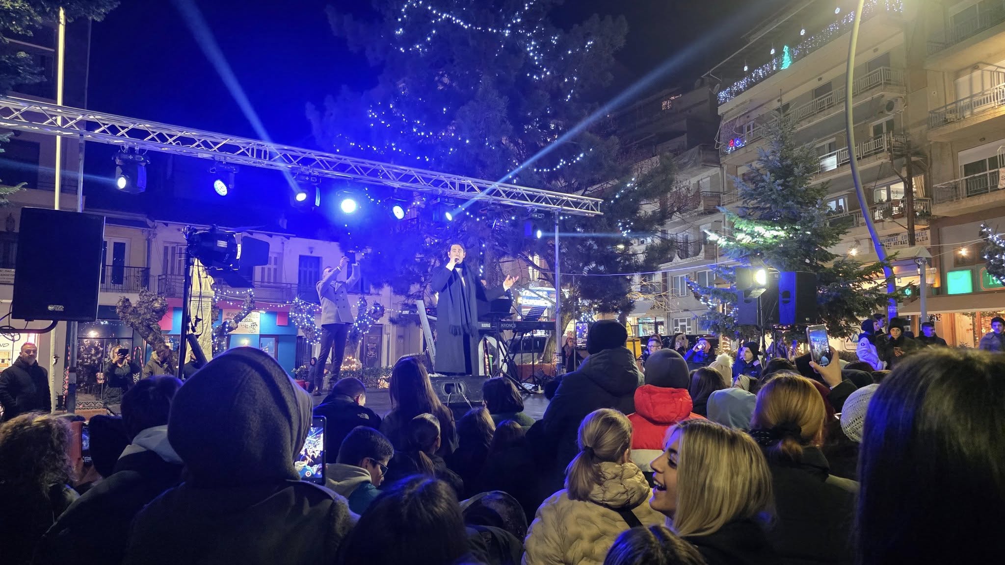 «Ταξίδι στη Χώρα των Ξωτικών»: Το  άναμμα του χριστουγεννιάτικου δέντρου στα Γρεβενά με τον Κώστα Μαρτάκη