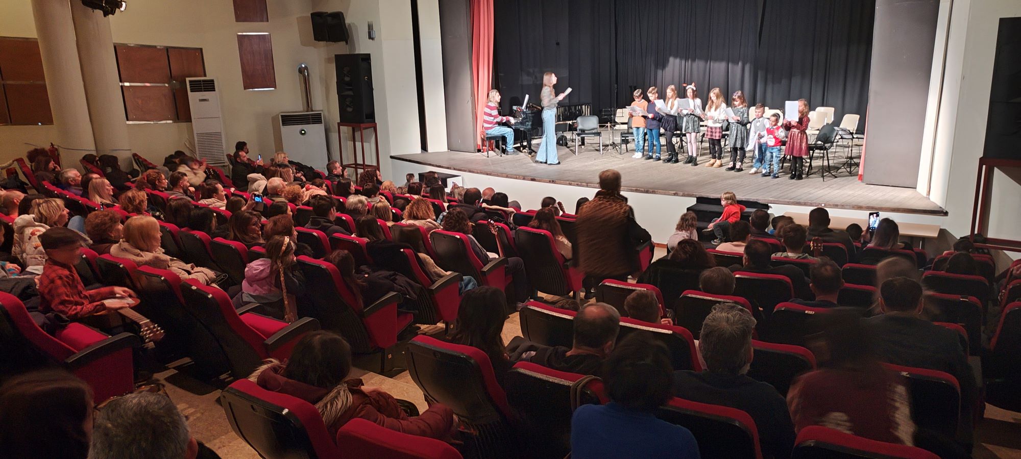 Μουσική, φως και Χριστουγεννιάτικο Πνεύμα από το Δημοτικό Ωδείο Γρεβενών.