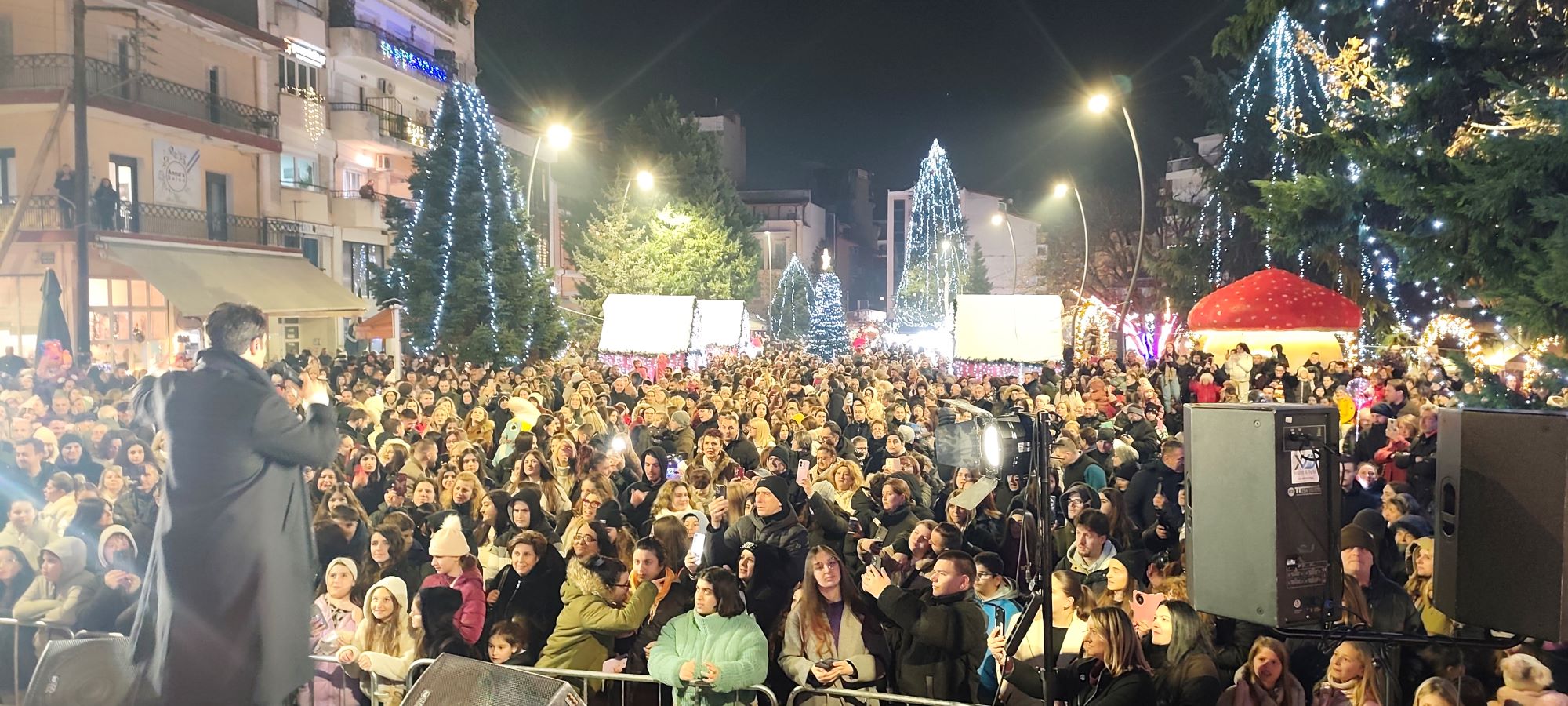 Με φως, μουσική και πλήθος κόσμου άναψε το Χριστουγεννιάτικο Δέντρο στα Γρεβενά!