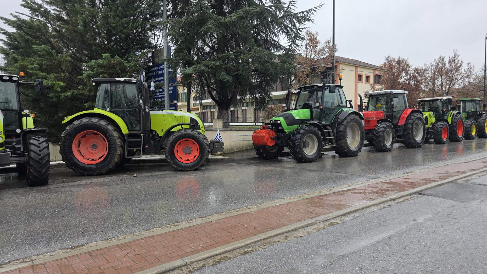 ΣΤΗΡΙΞΗ ΤΟΥ ΑΓΩΝΑ ΤΩΝ ΑΓΡΟΤΩΝ ΑΠΟ ΤΟ ΕΡΓΑΤΙΚΟ ΚΕΝΤΡΟ ΓΡΕΒΕΝΩΝ