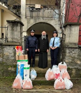 Στο πλαίσιο εορτασμού των Χριστουγέννων και του Νέου Έτους, οι Αστυνομικές Υπηρεσίες της Δυτικής Μακεδονίας συγκέντρωσαν εθελοντικά διάφορα είδη, τα οποία προσφέρθηκαν σε Ιδρύματα και φορείς