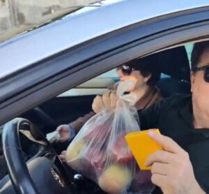 Μήλα και κρόκος Κοζάνης προσφέρθηκαν στους διερχόμενους οδηγούς από τους αγρότες στο μπλόκο της Σιάτιστας