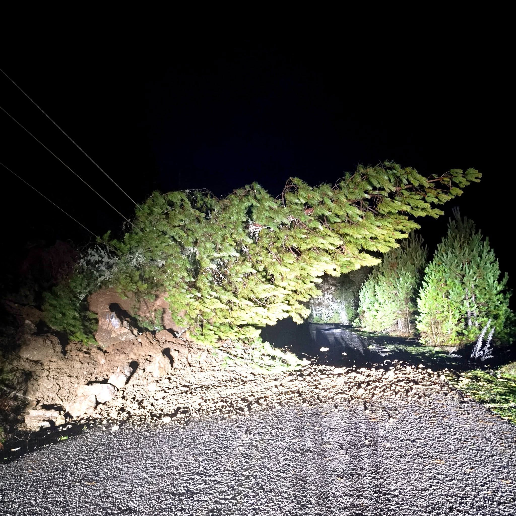 Κατολίσθηση κατέστρεψε στύλους  του ΔΕΔΔΗΕ – Διακοπή ρευματος στο Περιβόλι