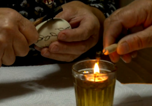 ​Οι Πασχαλινές Περδίκες των Αμυγδαλιών Γρεβενών: Μια Τέχνη Κεντημένη με μελισσοκέρι και Παράδοση