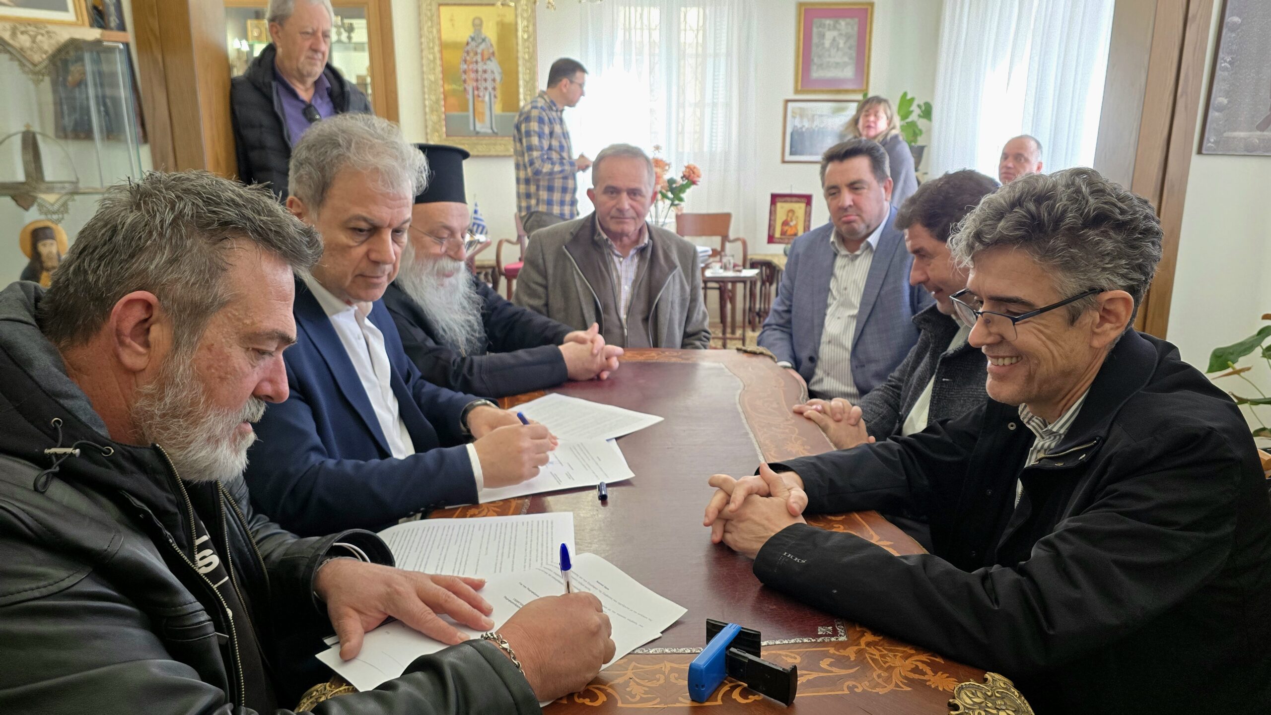 Υπογραφή σύμβασης για την εγκατάσταση δικτύου ενεργητικής  πυροπροστασίας στο Ίδρυμα «Άγιος Αχίλλειος»& Ενημέρωση για τις μελέτες της ΔΠΥΝ και τη μετεγκατάσταση του κτηρίου της Πυροσβεστικής Υπηρεσίας Γρεβενών.