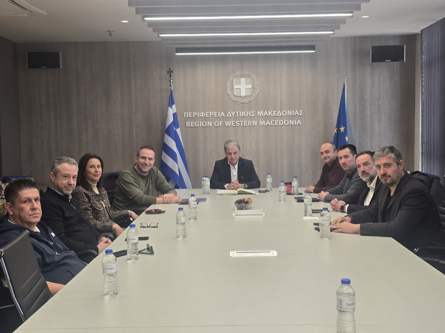 Συνάντηση του Περιφερειάρχη με εκπροσώπους Εμπορικών Συλλόγων για τη Δράση ενίσχυσης των ΜμΕ