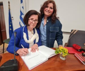 Υφαίνοντας την Ιστορία της Σαμαρίνας: Μια Πνευματική Υπόκλιση στην κα Βουτσά.