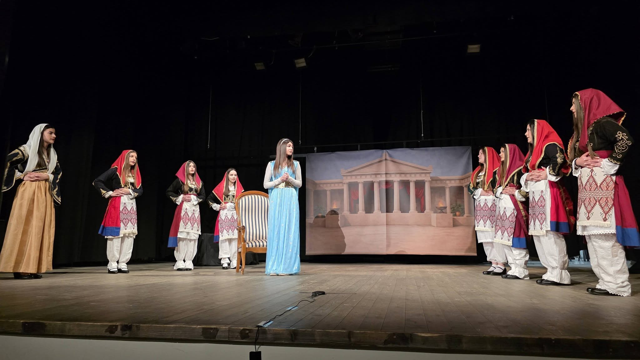 ΕΡΑΜΑΙ ΜΕΓΑ:  «της Ελένης ο μύθος,  τση  Κρήτης τα λόγια» , κέρδισε  το θερμό χειροκρότημα του κοινού