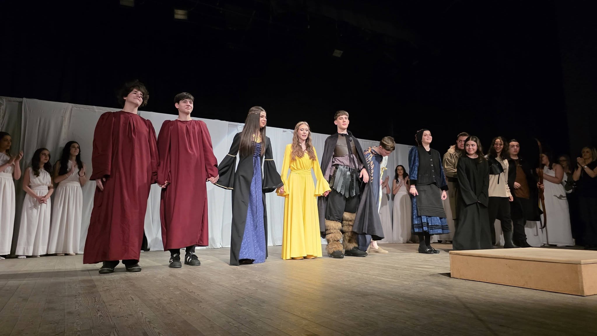 ΕΡΑΜΑΙ ΜΕΓΑ»: Μάγεψε τοι κοινό η «Ελένη» του Ευριπίδη που ζωντάνεψε στη σκηνή των Γρεβενών