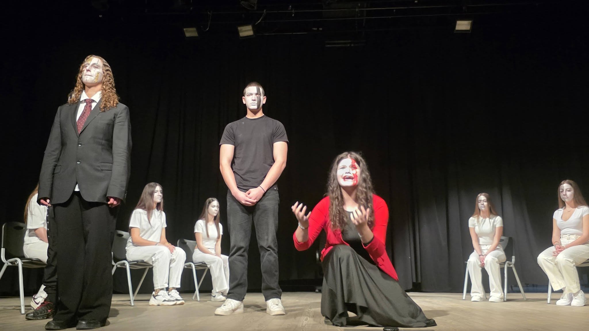 «ΕΡΑΜΑΙ ΜΕΓΑ»: με την Αντιγόνη του Σοφοκλή και θερμό χειροκρότημα η 4η ημέρα του φεστιβάλ στα Γρεβενά