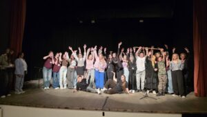 ΕΡΑΜΑΙ ΜΕΓΑ:  Ένα αντιπολεμικό μήνυμα από τη μαθητική σκηνή της Πύλης Βοιωτίας που παρουσίασαν το  «Ματίας ο πρώτος»  